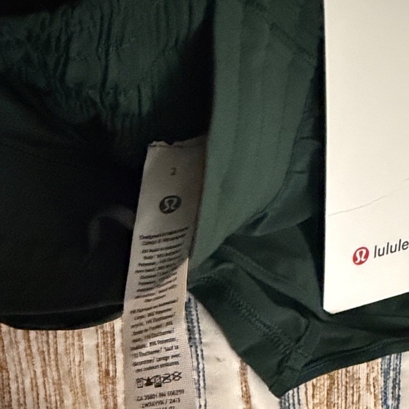 Lululemon LEGACY GREEN HIGH RISE HOTTY HOTS 2.5” lined* - Picture 7 of 7